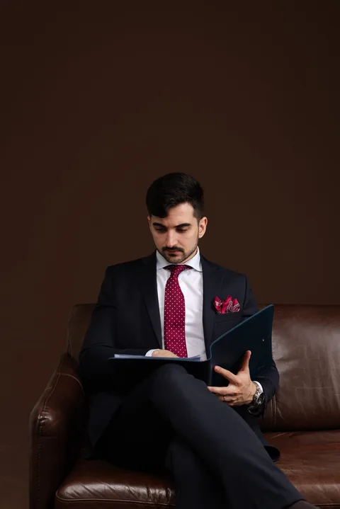Dimas Damiani Júnior, close das mãos com relógio e pasta